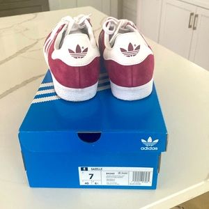 Like new Gazelle Collegiate Burgundy / Cloud White / Gold Metallic size 7 men